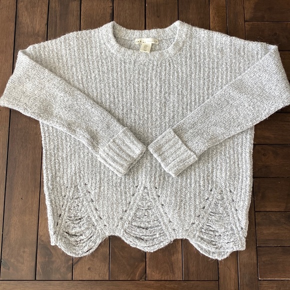 Kaisely Sweaters - ❤️EUC❤️ Grey “Kaisely” Distressed Sweater ❤️
